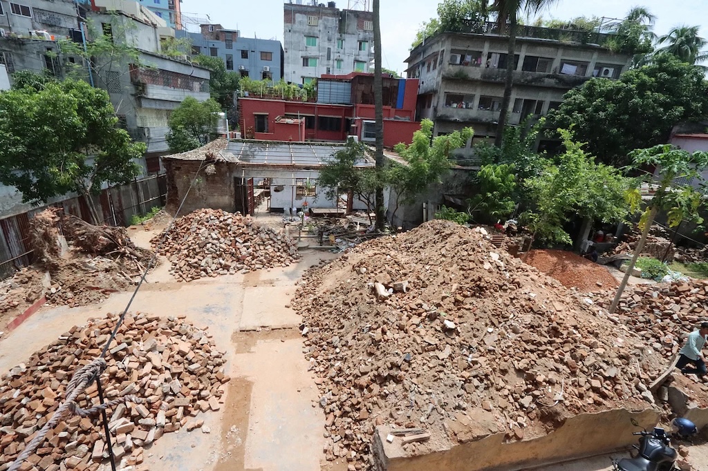 ঋত্বিক ঘটকের পৈতৃক বাড়ি ভাঙা নিয়ে রাজশাহীতে উত্তেজনা