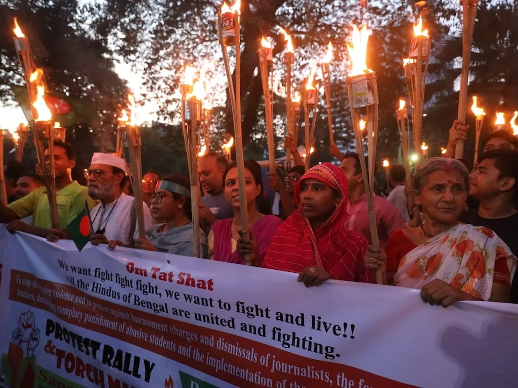 সংখ্যালঘুদের ওপর হামলা বন্ধের দাবিতে সনাতন ধর্মাবলম্বীদের মশাল মিছিল