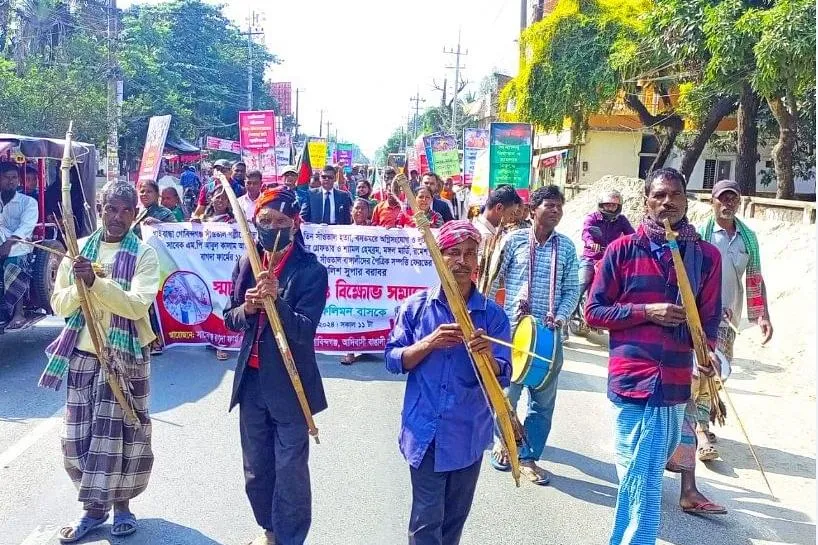 গাইবান্ধায় সাঁওতালদের সাত দফা দাবি ও বিক্ষোভ মিছিল