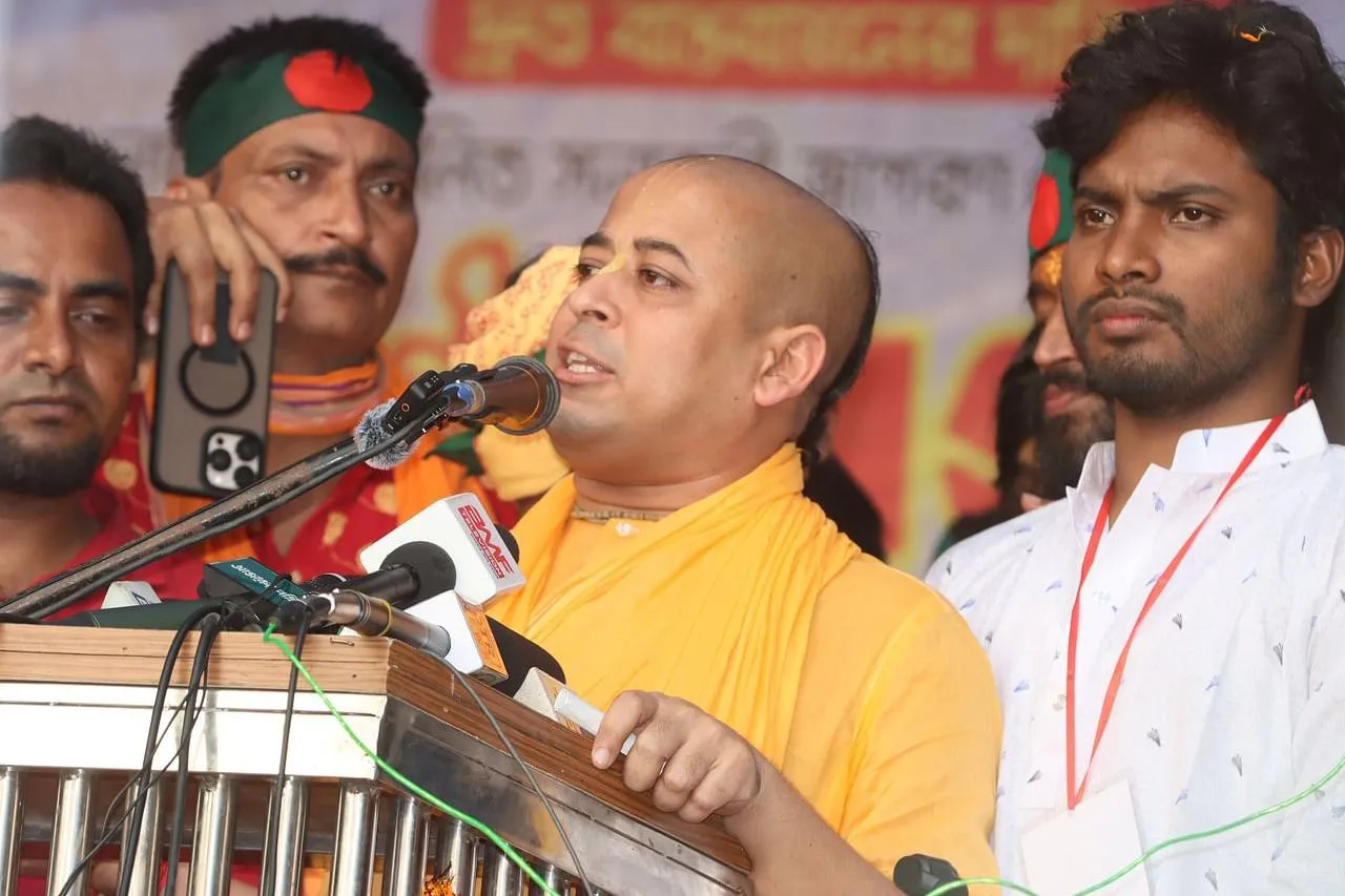 চিন্ময় কৃষ্ণ দাস ব্রহ্মচারীকে রাষ্ট্রদ্রোহ মামলায় গ্রেপ্তার