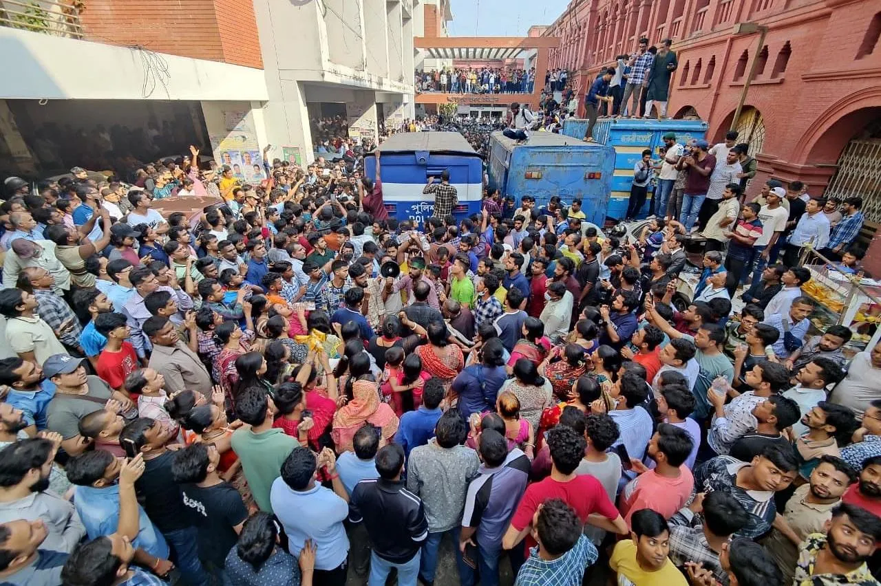 চিন্ময় কৃষ্ণ দাসের মুক্তির দাবিতে উত্তাল ভক্তরা