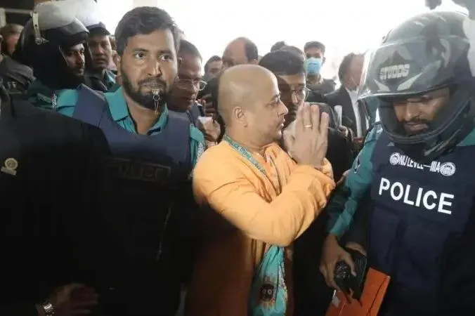 চিন্ময় কৃষ্ণ দাসের গ্রেফতার নিয়ে ভারতে যে প্রতিক্রিয়া হচ্ছে