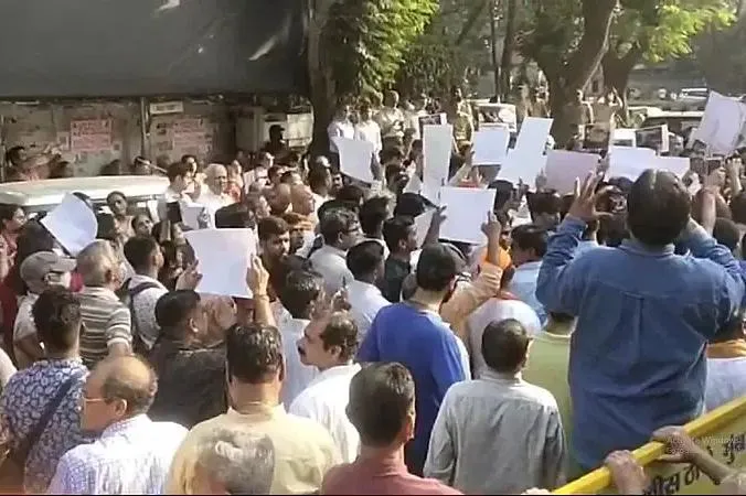 বাংলাদেশ সংখ্যালঘু নির্যাতনের বিরুদ্ধে মুম্বাইতে ভিএইচপি-র প্রতিবাদ