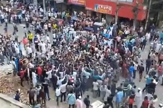 'প্রাণ হাতে নিয়ে আছি, ভয় হয় এই বুঝি মারা যাই'