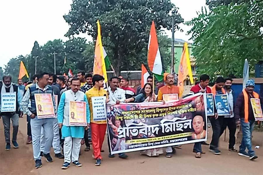 বাংলাদেশে হিন্দু নির্যাতন বিরোধী মিছিলে একজোট বিজেপি-তৃণমূল
