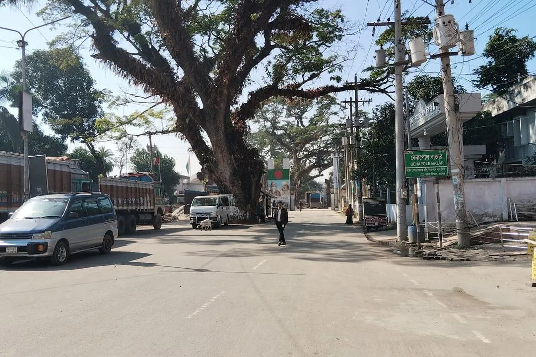 বেনাপোল বন্দরে যাত্রী গমনাগমন কমেছে, ভিসা নিয়ে শঙ্কা