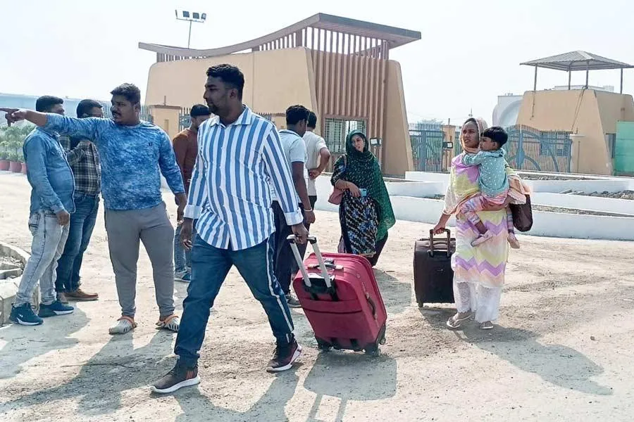 উদ্বাস্তু হওয়ার আতঙ্কও ভর করছে ওঁদের উপরে