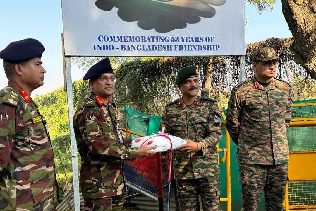 বিজয় দিবসে বাংলাদেশ-ভারত সেনাবাহিনীর সৌজন্য সাক্ষাৎ আখাউড়ায় অনুষ্ঠিত