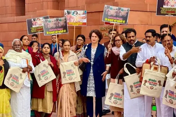 প্রিয়াঙ্কা গান্ধীর টোটব্যাগের রাজনীতিতে মিশলো বাংলাদেশের হিন্দু ইস্যু