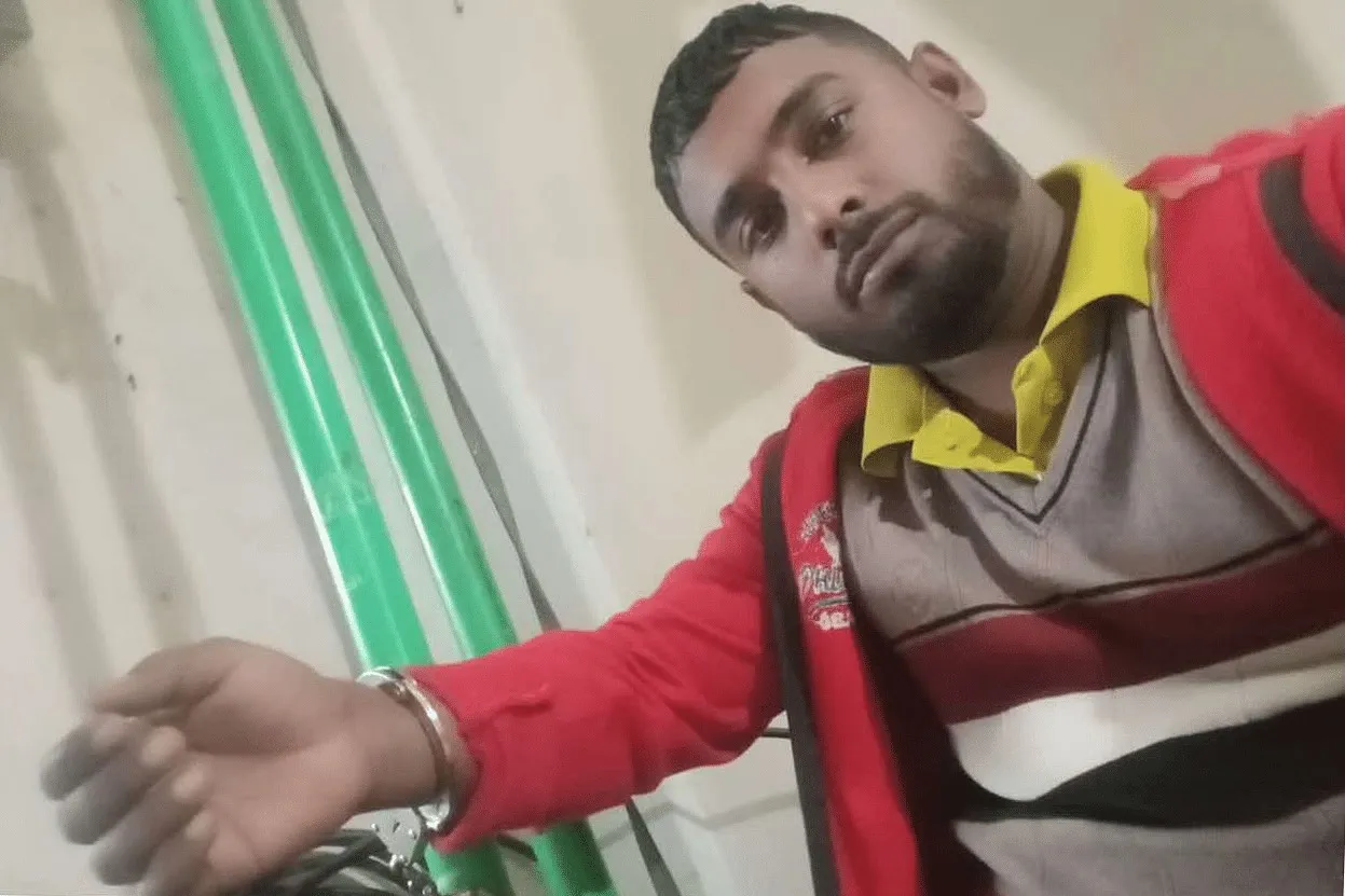 শ্রীপুরে ব্যবসায়ীকে হাতকড়া পরিয়ে টাকা ছিনতাই, এসআই প্রত্যাহার